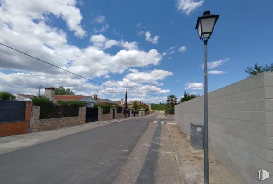 Retail for sale at Avenida Playa de Escalona, Escalona, Toledo, 45910 with cloud, sky, road surface, street light, asphalt, tree, thoroughfare, residential area, cumulus and sidewalk around