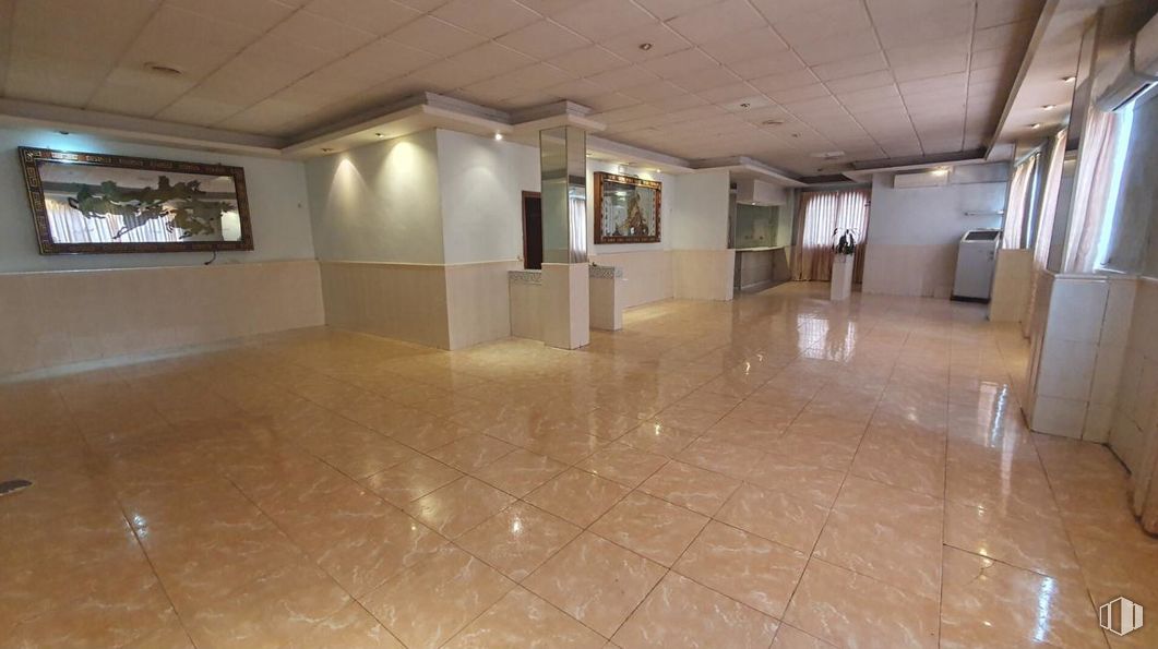 Local en alquiler en Avanzada - La Cueva, Fuenlabrada, Madrid, 28944 con suelos, suelo, techo, alumbrado, interiorismo, suelo de baldosas, lámpara, hall, vestíbulo y azulejo alrededor