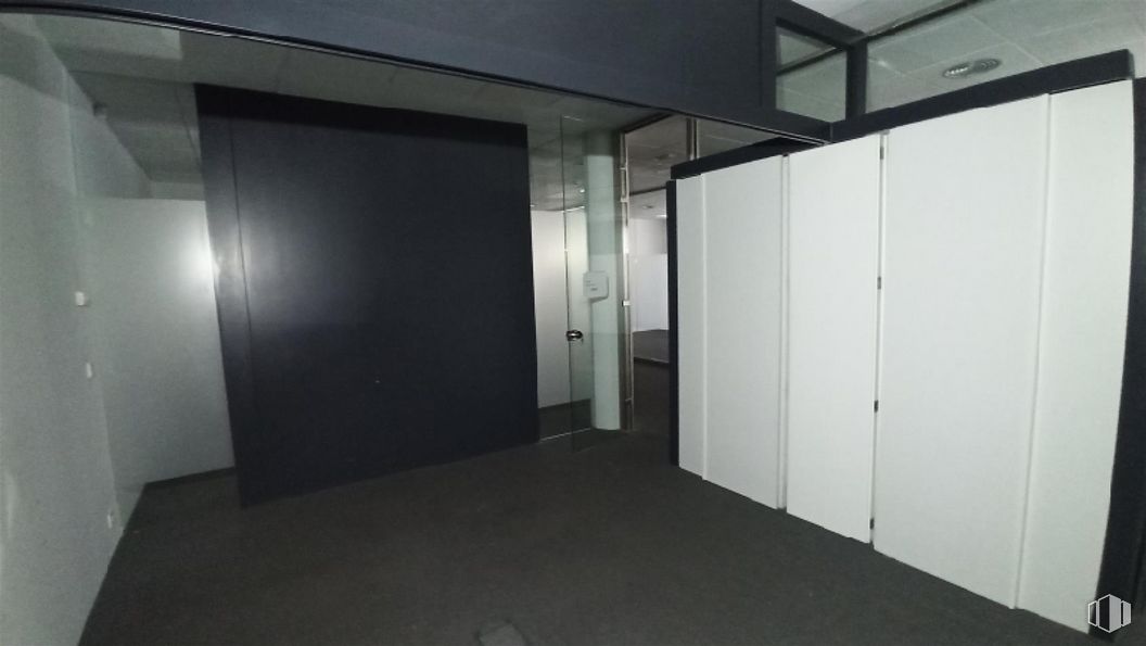 Office for sale at Calle Cólquide, Las Rozas de Madrid, Madrid, 28230 with wardrobe, fixture, flooring, door, floor, building, ceiling, wood, hall and glass around