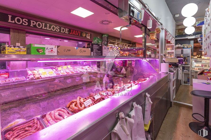 Retail for sale at Galerías Juan de Austria, Alcalá de Henares, Madrid, 28804 with table, food, purple, lighting, retail, customer, magenta, market, trade and cuisine around