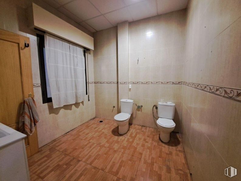 Retail for rent at General Villalba, Toledo, 45003 with toilet, flooring, floor, apartment, plumbing fixture, tile flooring, tile, plumbing, wood stain and sink around