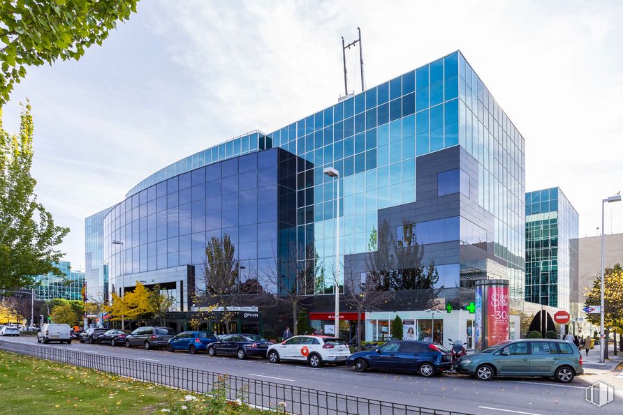 Oficina en alquiler en Avenida Partenón, Barajas, Madrid, 28042 con coche, edificio, cielo, nube, rueda, día, propiedad, planta, vehículo y neumático alrededor