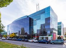 Oficina en alquiler en Avenida Partenón, Barajas, Madrid, 28042 con coche, edificio, cielo, nube, rueda, día, propiedad, planta, vehículo y neumático alrededor