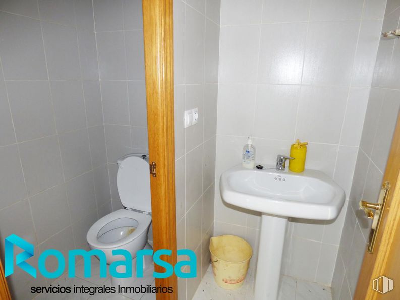 Retail for sale at Calle El Chorrito, El Barraco, Ávila, 00000 with toilet, sink, brown, plumbing fixture, property, building, tap, toilet seat, bathroom and purple around