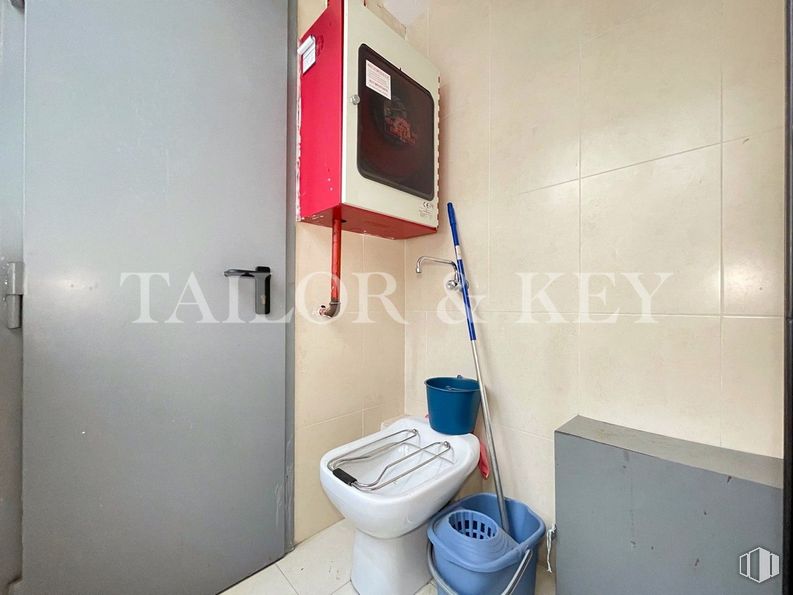 Office for rent at Calle Orense, Tetuán, Madrid, 28020 with toilet, floor, plumbing fixture, bathroom, plumbing and tile around