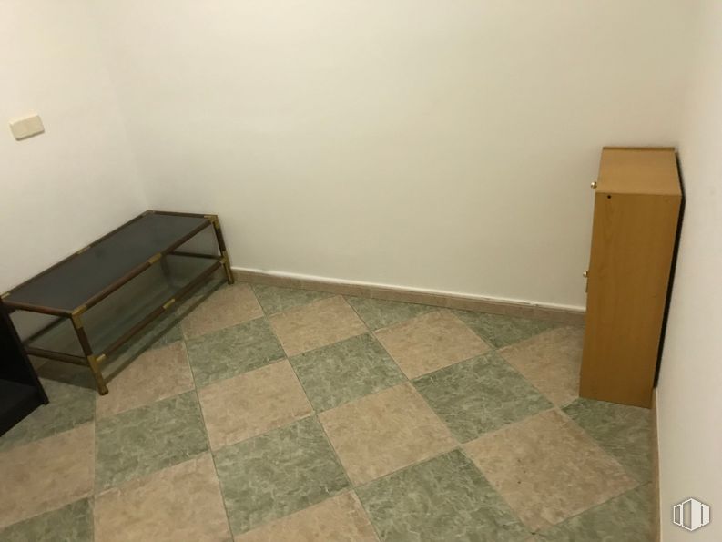 Local en alquiler y venta en Calle Sierra Gorda, Villa de Vallecas, Madrid, 28031 con mesa, mueble, madera, casa, suelo, piso, madera, beige, edificio y tinte para madera alrededor