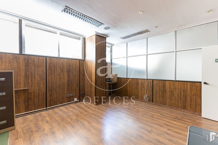 Office for sale at Calle Alfonso Gómez, San Blas - Canillejas, Madrid, 28037 with filing cabinet, chest of drawers, cabinetry, wood, building, interior design, flooring, hall, fixture and floor around