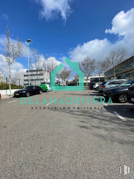 Oficina en venta en Calle Perú, Las Rozas de Madrid, Madrid, 28290 con coche, edificio, nube, cielo, luz de la calle, vehículo motorizado, rueda, vehículo, superficie de carretera y asfalto alrededor