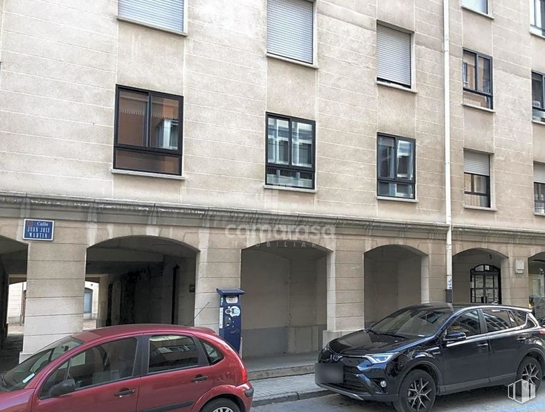 Local en venta en Calle Juan José Martín, 1 , Ávila, 05001 con coche, neumático, ventana, edificio, rueda, luz de estacionamiento automotriz, vehículo terrestre, vehículo, propiedad y diseño automotriz alrededor