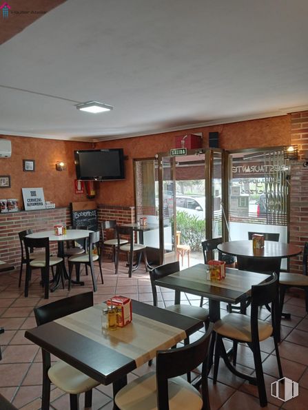 Retail for rent at Zona Fuentelarreina, Fuencarral - El Pardo, Madrid, 28034 with television, chair, kitchen & dining room table, table, table top, furniture, property, wood, window and hardwood around