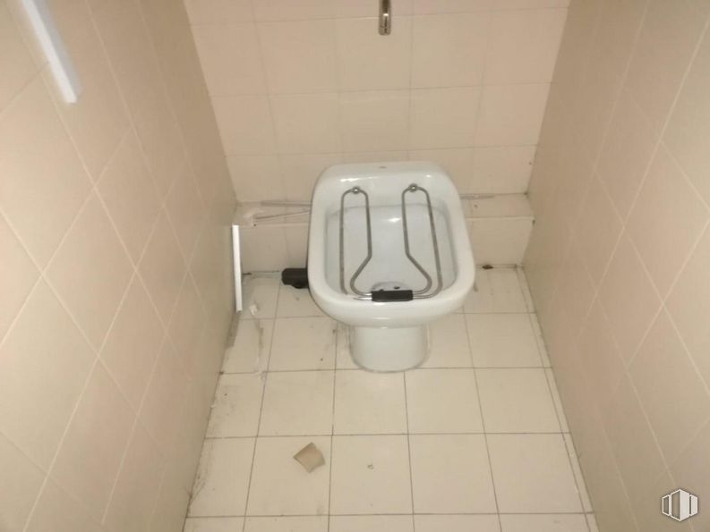 Retail for sale & for rent at Calle Gijón, Fuenlabrada, Madrid, 28942 with toilet, bathroom, toilet seat, flooring, plumbing, composite material, plumbing fixture, bathroom accessory, restroom and paper product around