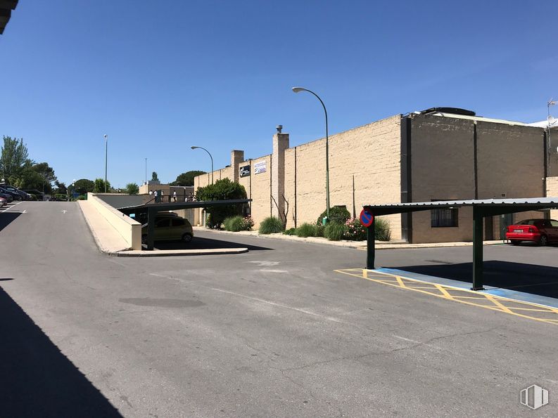 Retail for rent at Centro Comercial Monte Claro, Carretera Majadahonda, KM 2600, Pozuelo de Alarcón, Madrid, 28223 with building, street light, sky, road surface, asphalt, tree, plant, tar, urban design and thoroughfare around