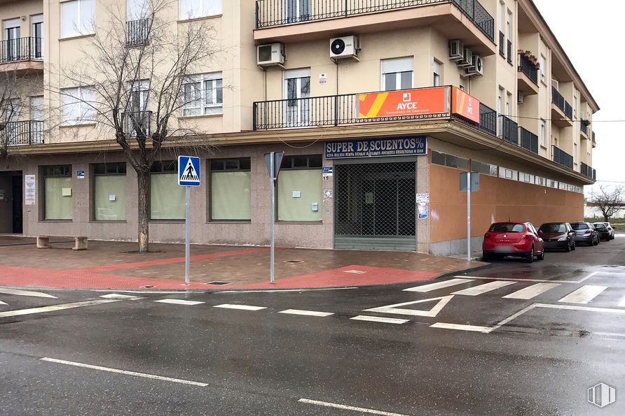 Retail for sale & for rent at Avenida Reyes Católicos, 13, Sonseca, Toledo, 45100 with car, building, window, road surface, vehicle, urban design, tree, asphalt, house and public space around