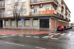 Retail for sale & for rent at Avenida Reyes Católicos, 13, Sonseca, Toledo, 45100 with car, building, window, road surface, vehicle, urban design, tree, asphalt, house and public space around