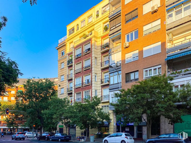 Retail for rent at Calle General Álvarez de Castro, 37, Chamberí, Madrid, 28010 with car, building, window, sky, daytime, wheel, vehicle, tire, infrastructure and tower block around