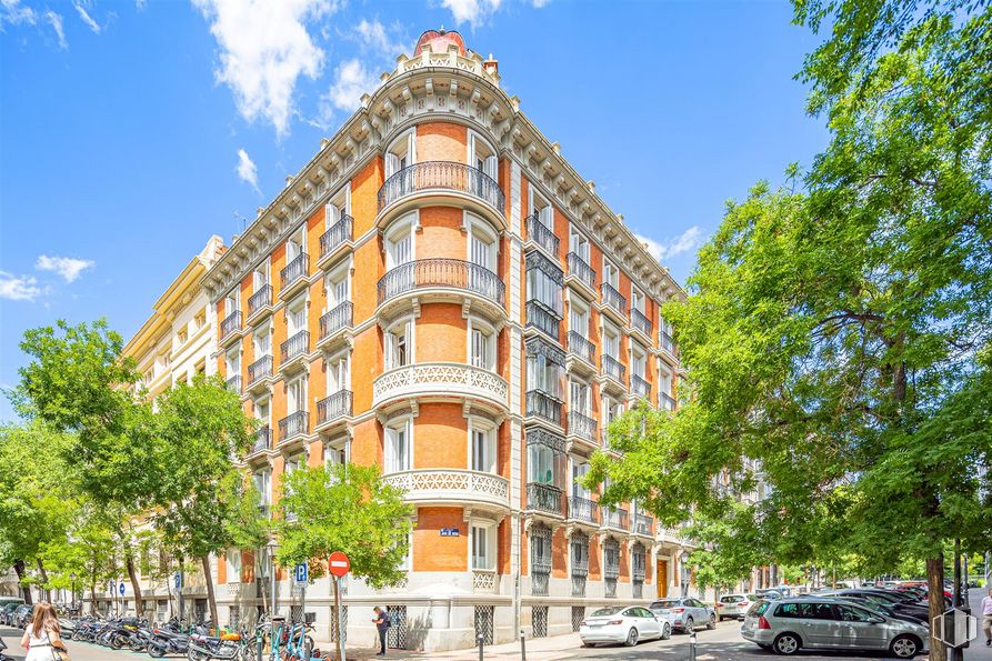 Oficina en alquiler en Calle Juan de Mena, 19, Retiro, Madrid, 28014 con coche, edificio, cielo, nube, propiedad, rueda, neumático, árbol, ventana y condominio alrededor