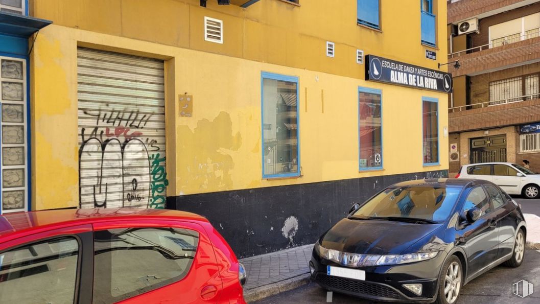 Local en venta en Calle Picos de Europa, Puente de Vallecas, Madrid, 28038 con coche, rueda, edificio, persiana de la ventana, neumático, vehículo terrestre, vehículo, ventana, matrícula del vehículo y vehículo de motor alrededor