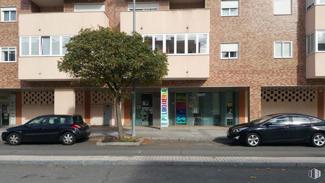 Retail for sale at Zona Ávila Sur, Ávila, 05003 with car, window, building, wheel, tire, automotive parking light, vehicle, land vehicle, plant and neighbourhood around