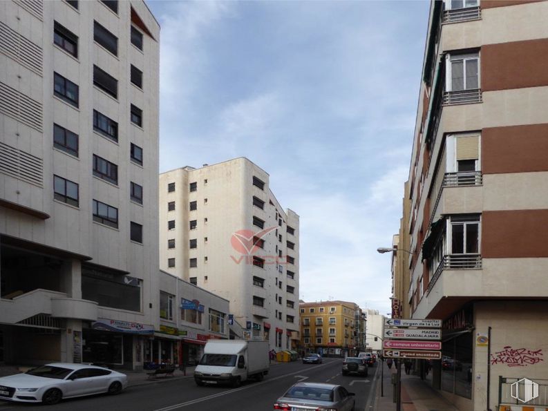 Local en alquiler en Avenida Castilla La Mancha, Cuenca, 16003 con coche, edificio, ventana, camión, vehículo terrestre, rueda, cielo, nube, durante el día y propiedad alrededor