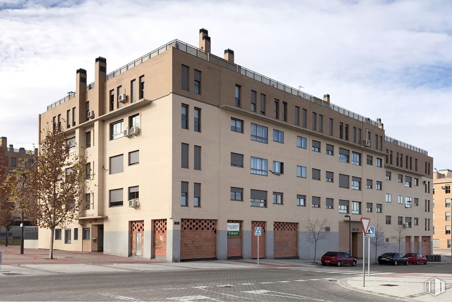 Local en alquiler en Edificio Austria, Zona Parque Europa - Hospital, Arganda del Rey, Madrid, 28500 con edificio, nube, cielo, ventana, propiedad, diseño urbano, bloque de pisos, condominio, barrio y árbol alrededor