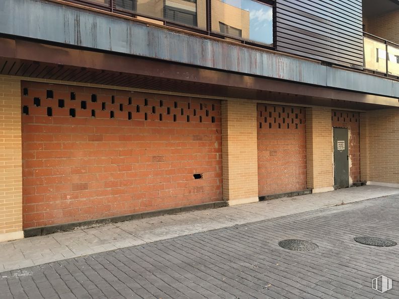 Local en venta en Calle Emilio García Grediaga, 5, Aranjuez, Madrid, 28300 con ventana, edificio, puerta, madera, superficie de carretera, albañilería, asfalto, ladrillo, suelo y fachada alrededor