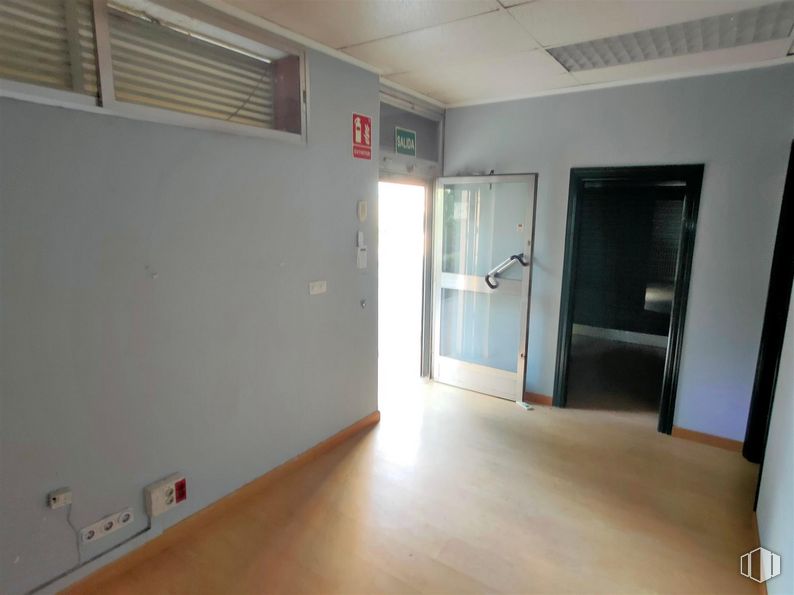 Local en venta en Calle Arroyo Fontarrón, Moratalaz, Madrid, 28030 con persiana de la ventana, puerta, edificio, accesorio, madera, suelos, suelo, casa, hall y madera dura alrededor