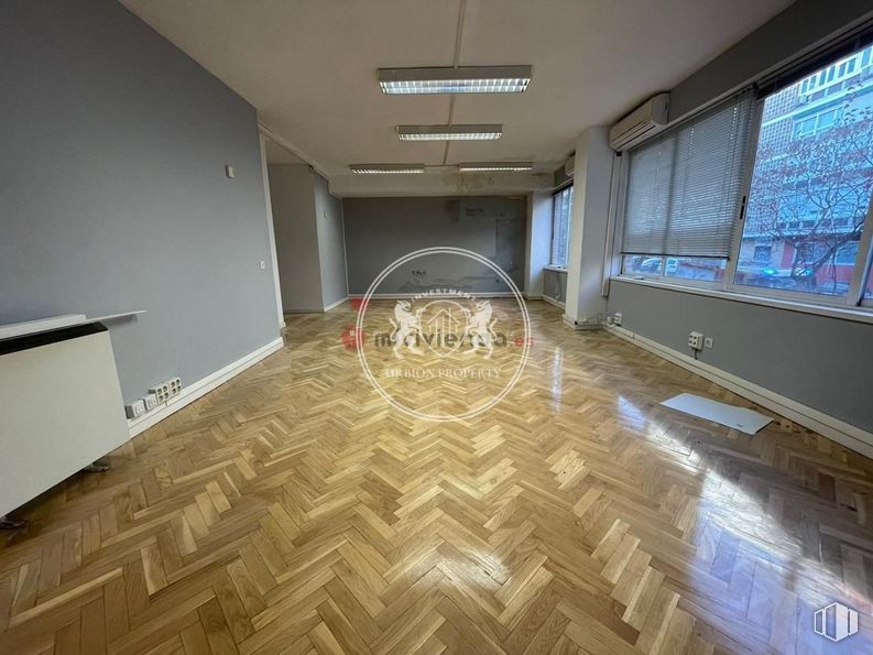 Oficina en alquiler en Calle Añastro, Ciudad Lineal, Madrid, 28033 con lámpara, ventana, alumbrado, suelos, suelo, techo, apartamento, suelos de madera, hall y suelo de baldosas alrededor