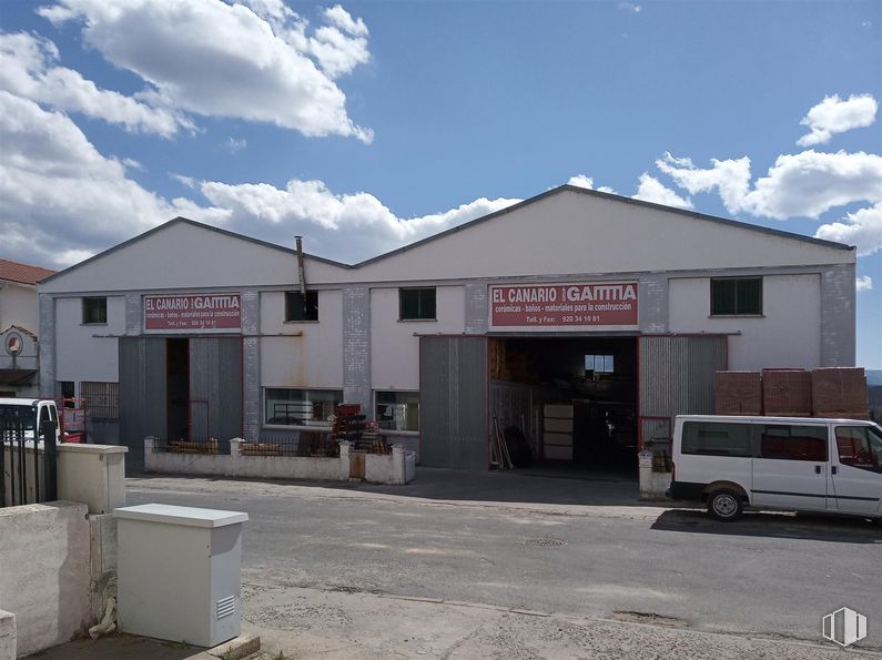 Industrial for rent at Calle Piedrahita, 6-8, El Barco de Ávila, Ávila, 05600 with van, building, cloud, sky, automotive parking light, wheel, tire, vehicle, window and automotive tire around