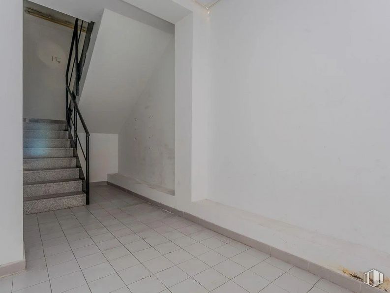 Nave en venta en Avenida Camino de lo Cortao, 6, San Sebastián de los Reyes, Madrid, 28700 con edificio, madera, hall, suelos, suelo, arte, material compuesto, casa, rectángulo y vidrio alrededor