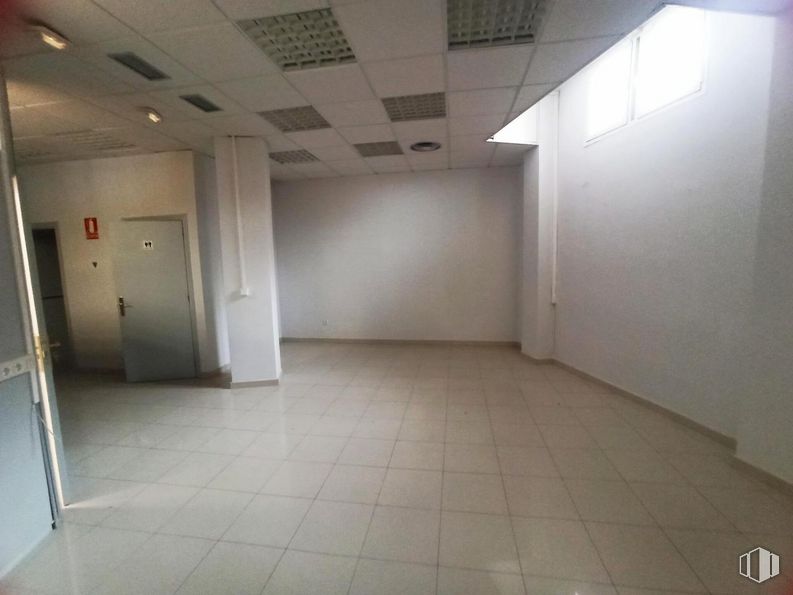 Local en alquiler en Avenida Plaza de Toros, Toledo, 45003 con ventana, puerta, accesorio, suelos, hall, suelo, techo, vidrio, espacio y hormigón alrededor