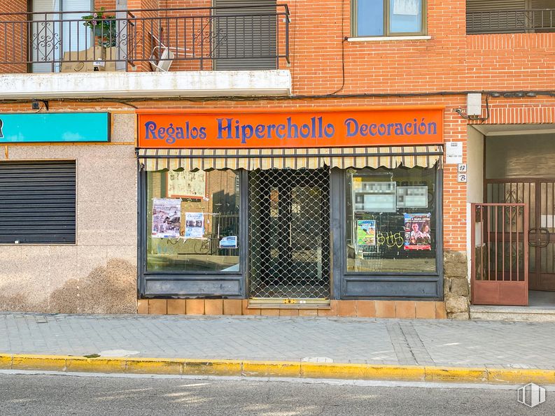 Retail for sale at Calle Egido, 13, Guadalix de la Sierra, Madrid, 28794 with window, building, door, fixture, font, facade, tints and shades, city, road and road surface around