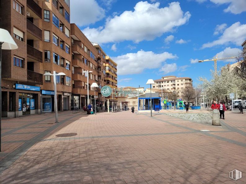 Retail for rent at Calle José Zorrilla, Segovia, 40002 with building, cloud, sky, road surface, window, street light, urban design, neighbourhood, thoroughfare and city around