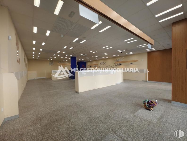 Local en alquiler en Calle Portugal, Fuenlabrada, Madrid, 28942 con interiorismo, hall, suelos, suelo, inmobiliario, techo, espacio, madera, habitación y vidrio alrededor