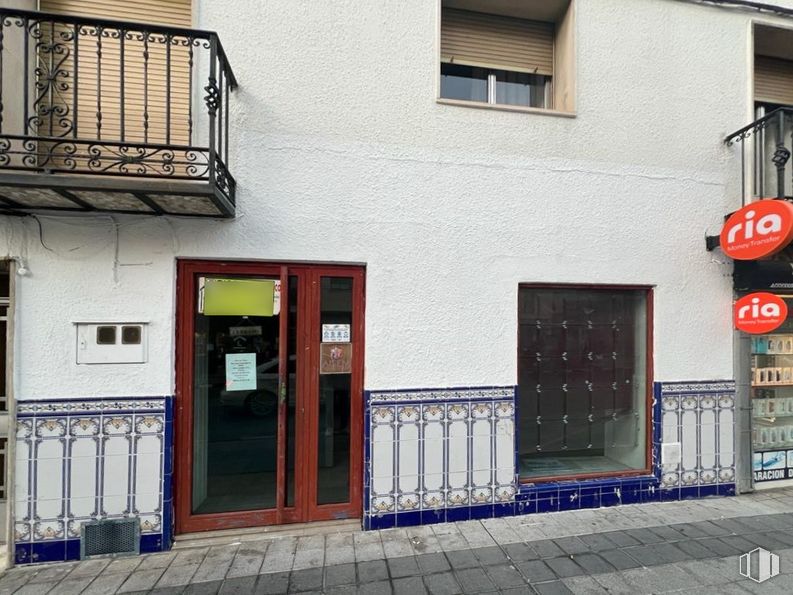 Local en alquiler en Avenida Ejército, Arganda del Rey, Madrid, 28500 con puerta, ventana, edificio, accesorio, señal de stop, madera, señal de tráfico, pared, propiedad material y fachada alrededor