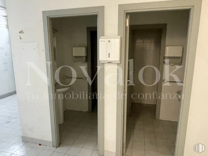 Local en alquiler en Zona Centro, Móstoles, Madrid, 28938 con edificio, accesorio, puerta, asa, manija de la puerta, fuente, puerta de casa, madera, casa y exterior automotriz alrededor