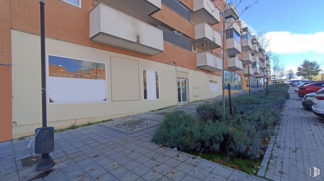 Retail for sale & for rent at Calle Marbella, 35, Arroyomolinos, Madrid, 28939 with plant, building, urban design, road surface, cloud, architecture, asphalt, neighbourhood, sky and window around