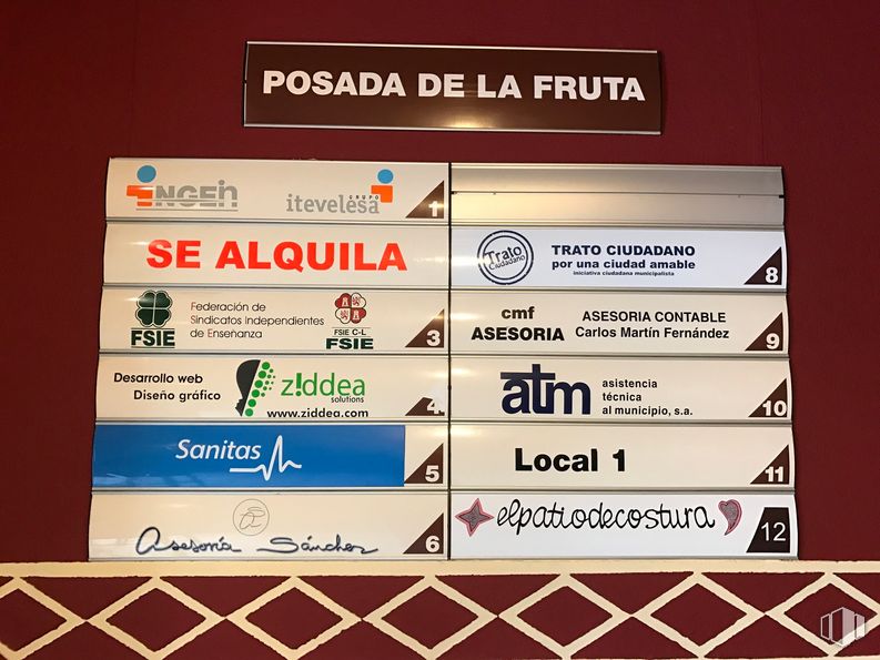 Oficina en alquiler en Plaza Pedro Dávila, Ávila, 05001 con productos envasados, tipografía, línea, propiedad material, rectángulo, gas, señalización, paralelo, firmar, número y publicidad alrededor