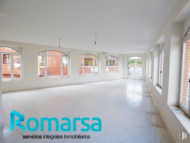 Retail for sale at Calle El Chorrito, El Barraco, Ávila, 00000 with fixture, window, floor, flooring, paint, art, wood, plaster, ceiling and glass around