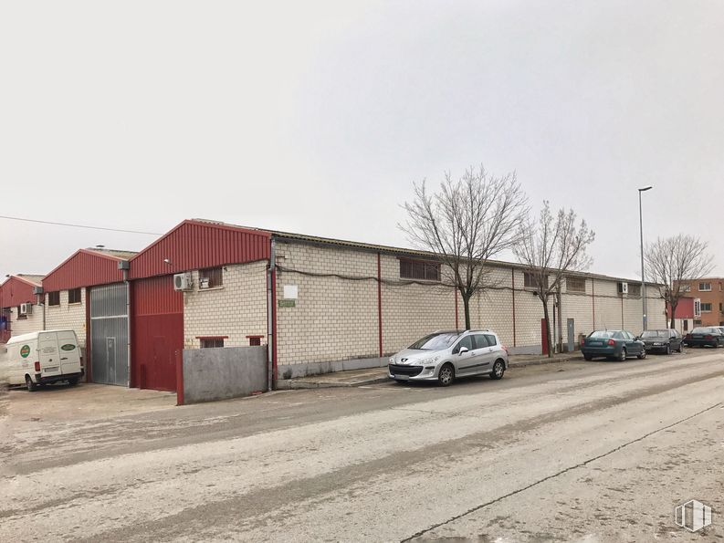 Industrial for sale at Avenida Canteras, 74 DUPLICADO, Valdemoro, Madrid, 28034 with car, automotive parking light, parking, concrete, family car, automotive tail & brake light, driveway, parking lot, subcompact car and van around