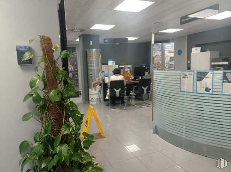 Retail for sale at Avenida Doctor Mendiguchia Carric, Leganés, Madrid, 28913 with houseplant, chair, person, furniture, plant, interior design, floor, public space, flooring and building around