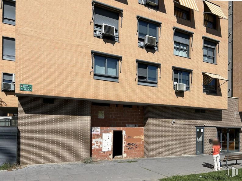 Local en alquiler y venta en Zona Barrio Puerto, Coslada, Madrid, 28820 con ventana, persona, edificio, propiedad, accesorio, albañilería, ladrillo, diseño urbano, barrio y condominio alrededor