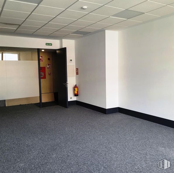 Office for sale at Calle María Tubau, Fuencarral - El Pardo, Madrid, 28049 with flooring, floor, silver, tile flooring, tile and cleanliness around