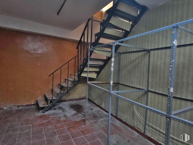 Retail for sale at Calle Cavanilles, Retiro, Madrid, 28007 with stairs, building, wood, fixture, floor, flooring, composite material, house, building material and parallel around