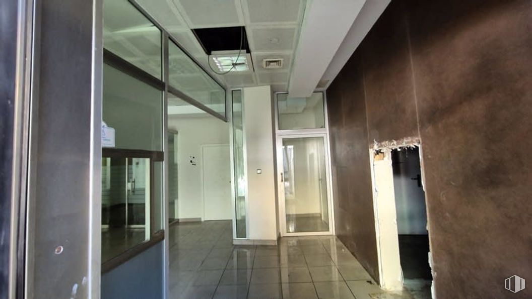 Retail for sale at Avenida Libertad, Leganés, Madrid, 28917 with flooring, floor, door, ceiling, interior design, lighting, composite material, glass, transparency and home door around