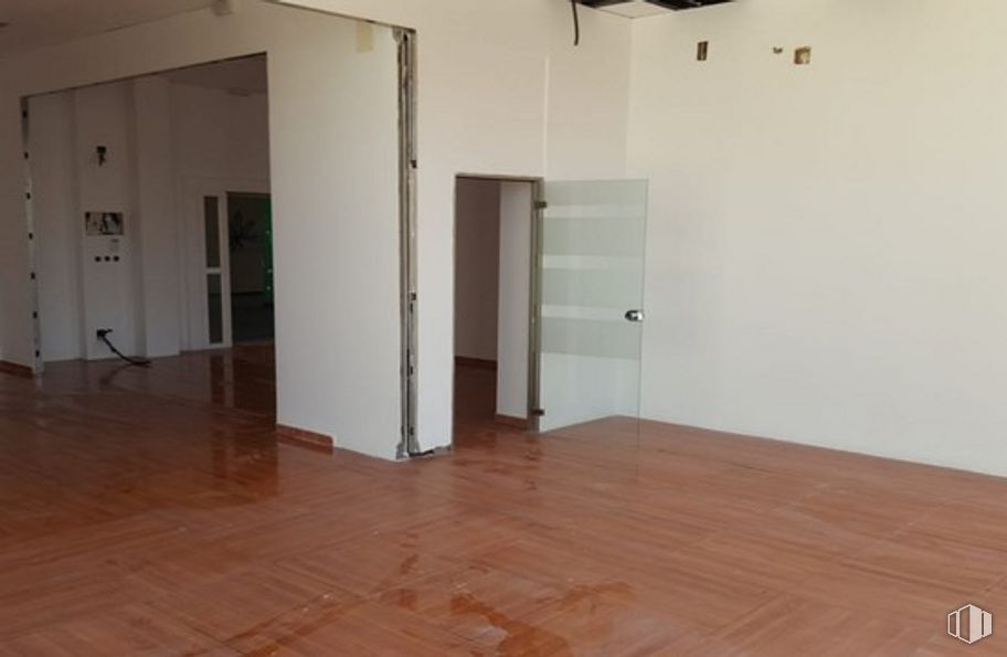 Retail for sale at Calle Virgen de la Vega, s/n, Cabanillas del Campo, Guadalajara, 19171 with door, wood, flooring, fixture, floor, hall, wood stain, laminate flooring, building material and hardwood around