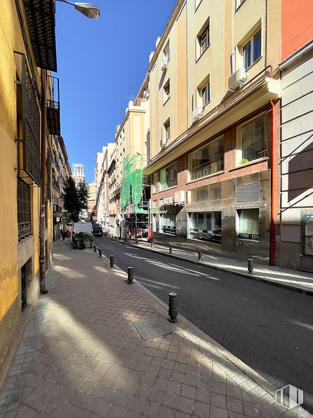 Retail for sale at Calle San Bernardo, 5, Centro, Madrid, 28013 with building, window, sky, car, road surface, urban design, asphalt, mode of transport, street light and thoroughfare around