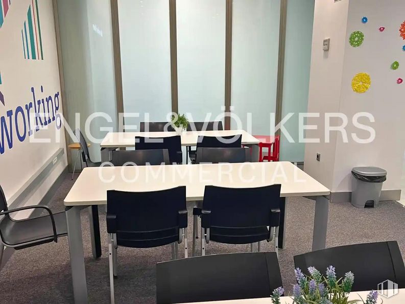 Retail for sale & for rent at Paseo de la Castellana, Chamartín, Madrid, 28046 with chair, table, furniture, plant, building, interior design, decoration, wall, floor and tablecloth around