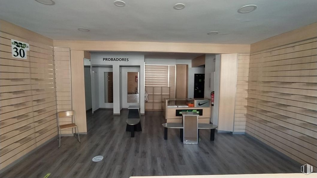 Retail for rent at Zona Centro, Ávila, 05001 with chair, table, window blind, furniture, building, fixture, hall, wood, flooring and living room around