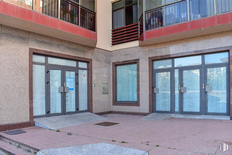 Local en alquiler y venta en Calle Burgohondo, Ávila, 05002 con puerta, ventana, edificio, accesorio, madera, albañilería, condominio, ladrillo, fachada y inmobiliario alrededor