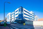 Office for sale & for rent at Calle Secoya, 22, Carabanchel, Madrid, 28054 with building, car, sky, blue, window, wheel, tire, tower block, vehicle and urban design around